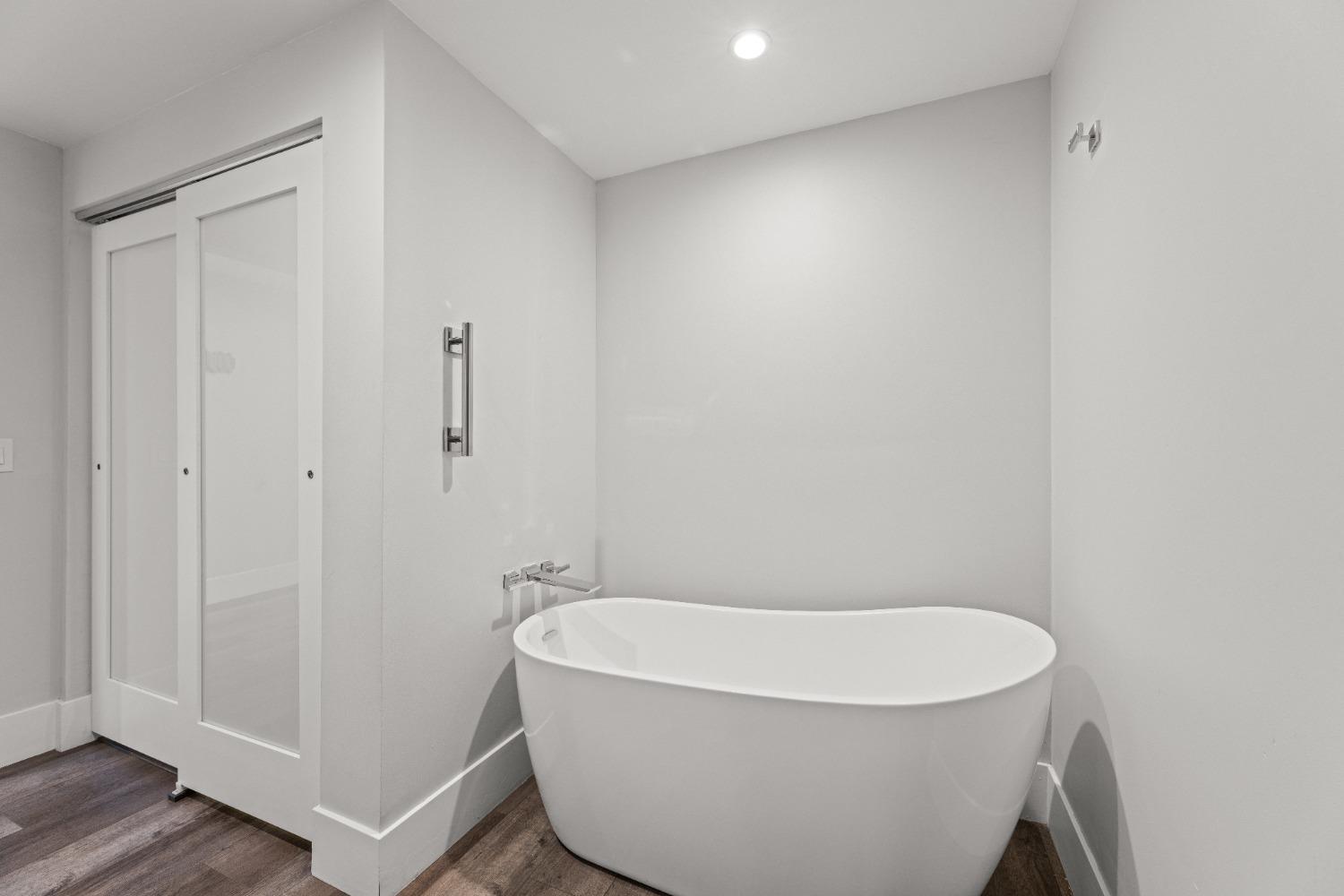 1818 L Street, Unit 807 Sacramento, CA 95811 - Photo 19 of 39 a bathroom with a bathtub