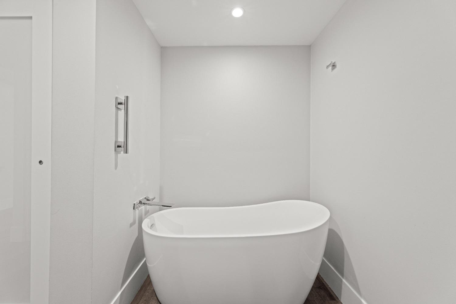 1818 L Street, Unit 807 Sacramento, CA 95811 - Photo 20 of 39 a bathroom with a white bath tub and a sink