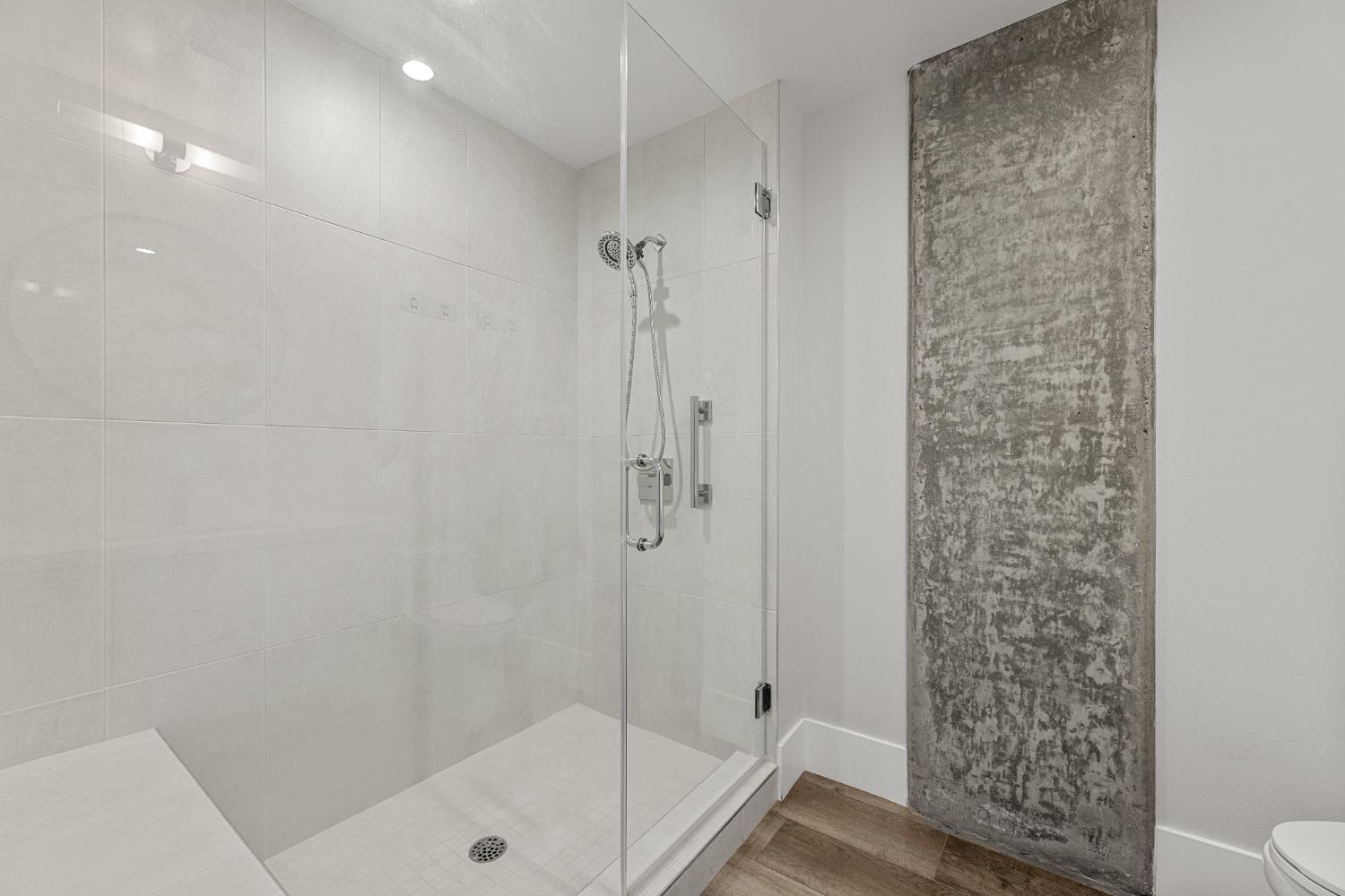 1818 L Street, Unit 807 Sacramento, CA 95811 - Photo 35 of 39 a bathroom with a shower