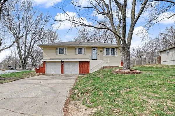 $290,000 | 1913 Southwest Gladstone Drive, Blue Springs, MO 64014