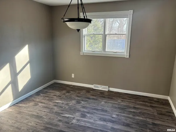 $2,800 | 6930 North Fox Point Drive, Peoria, IL 61614