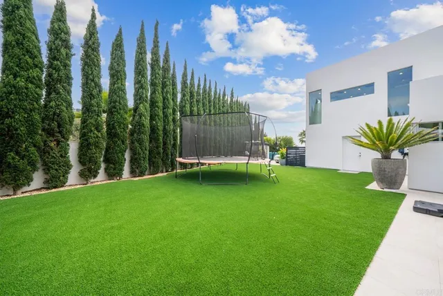 a view of a back yard