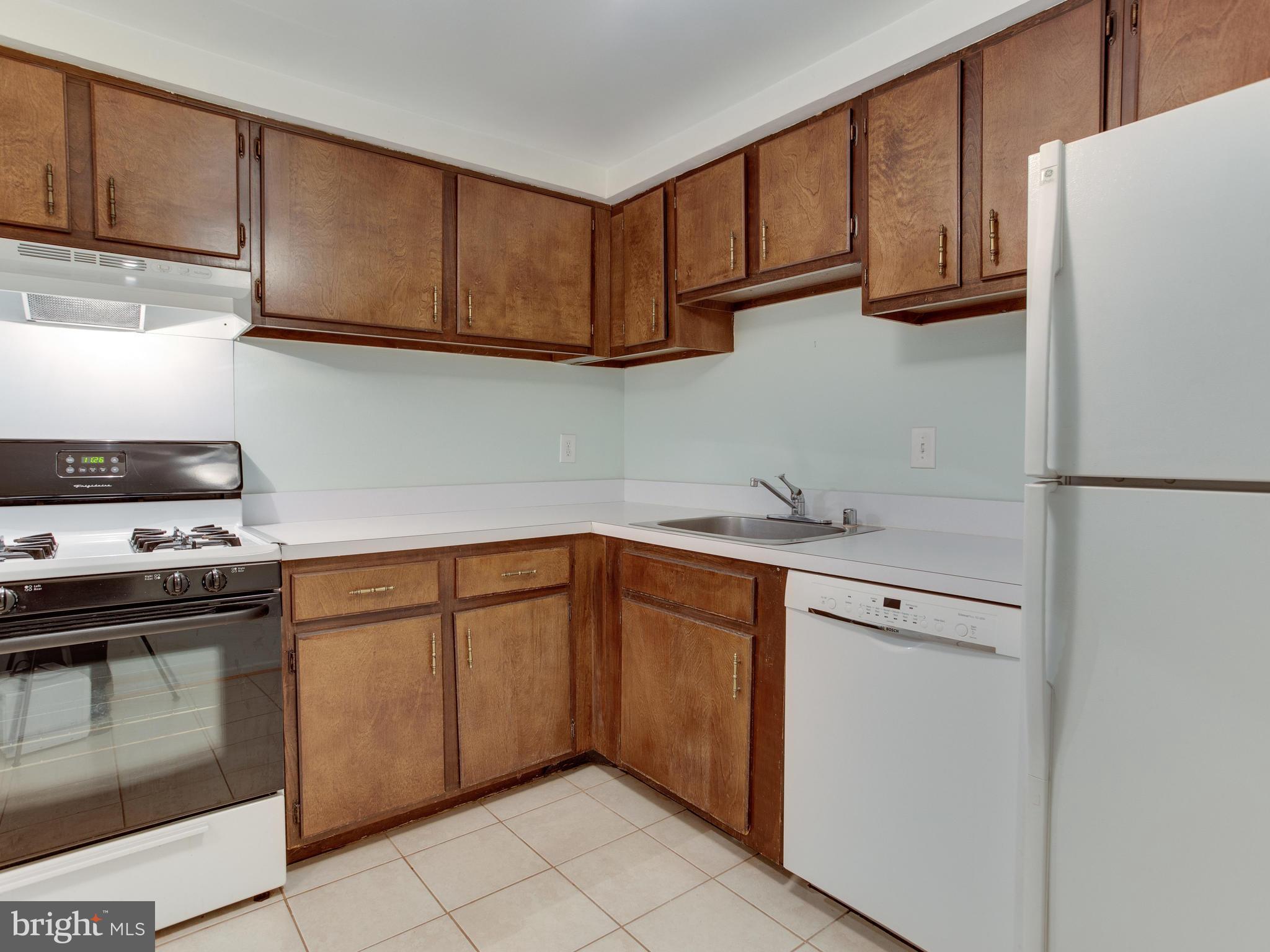 2572 Riva Road, Unit 1B Annapolis, MD 21401 - Photo 5 of 26 Living Room