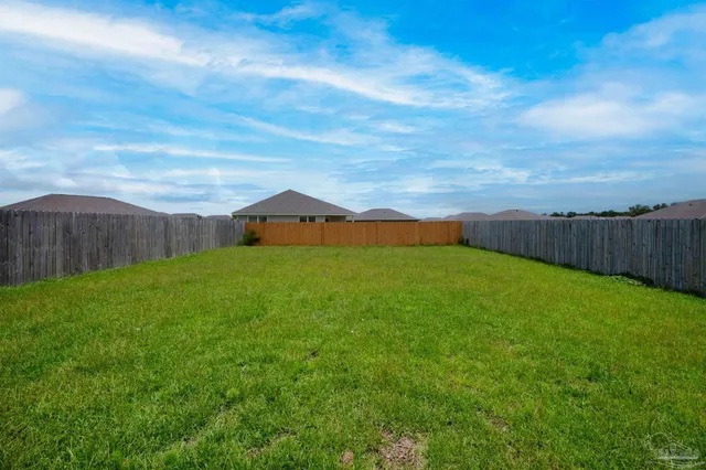 a view of a backyard