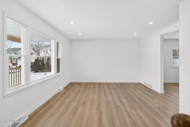 $2,550 | 10 Derry Lane, Colonie, NY 12110