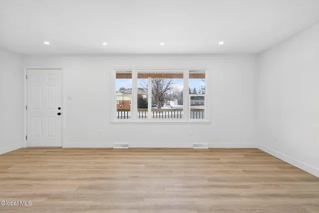 $2,550 | 10 Derry Lane, Colonie, NY 12110