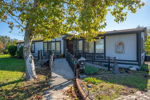 a front view of house with yard