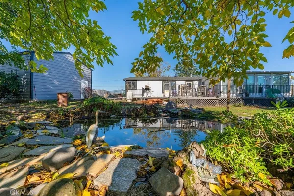 a view of a backyard