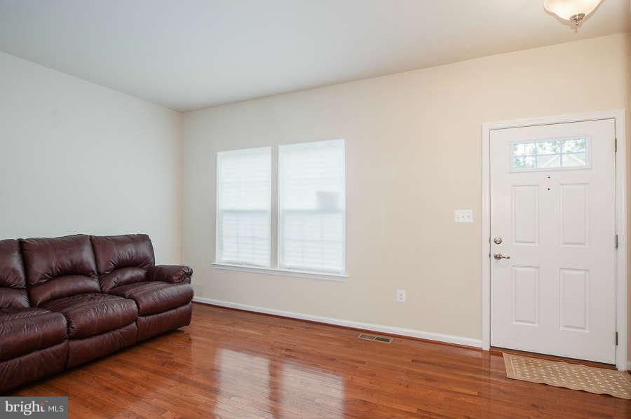 5653 Country Farm Road White Marsh, MD 21162 - Photo 3 of 30 Living Room