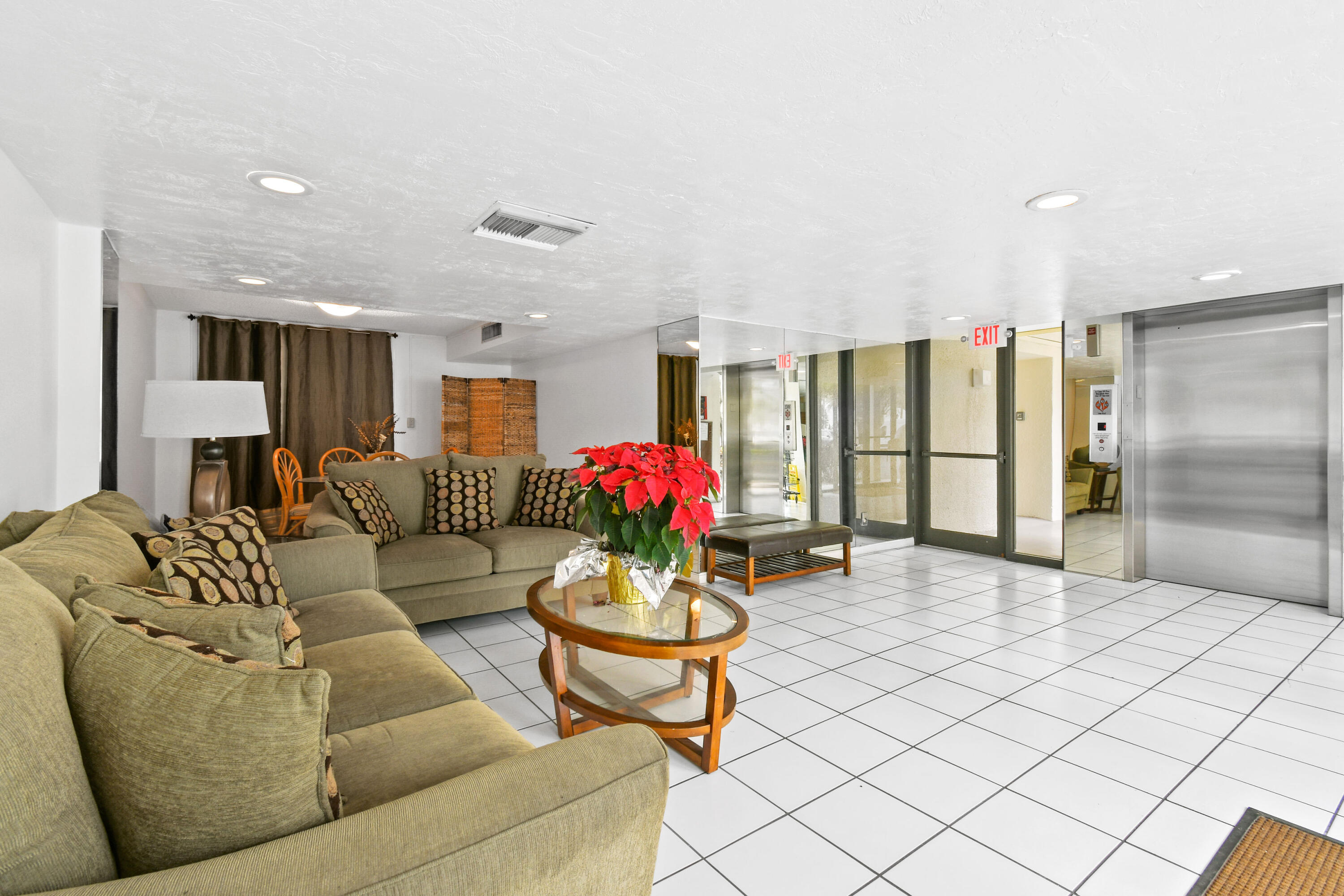 1605 Highway 1, Unit M1404 Jupiter, FL 33477 - Photo 4 of 42 a living room with furniture and flowers