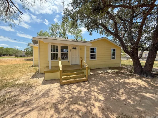 $164,900 | 303 Davis Avenue, Devine, TX 78016