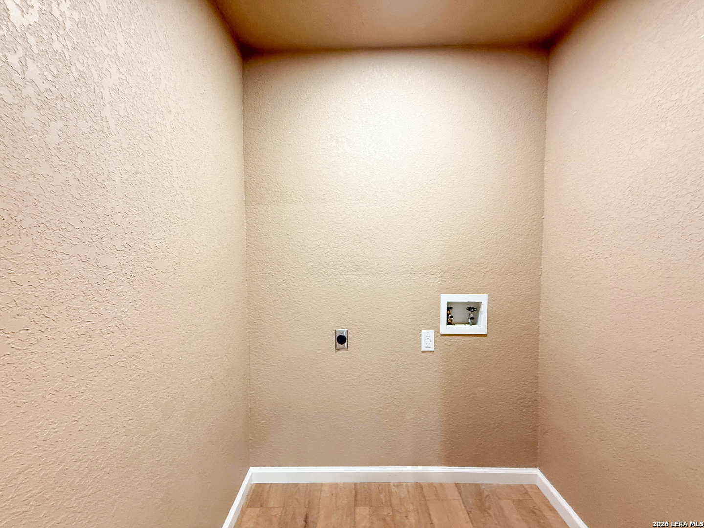 303 Davis Avenue Devine, TX 78016 - Photo 7 of 16