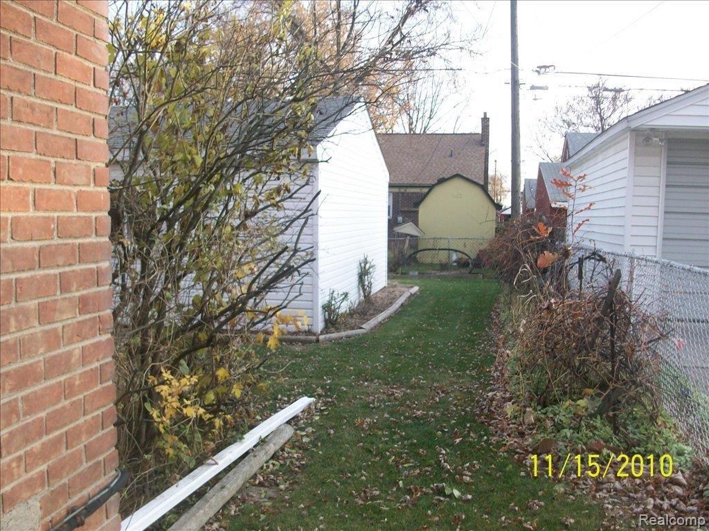 13415 Rosedale Street Southgate, MI 48195 - Photo 4 of 8 SIDE YARD