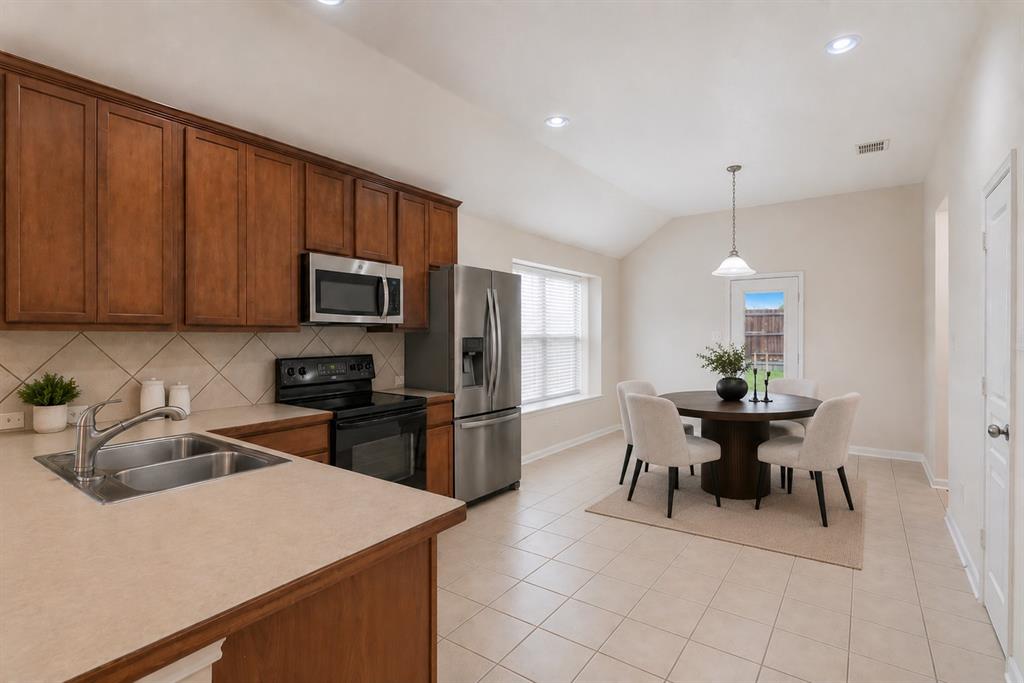 14045 Rodeo Daze Drive Fort Worth, TX 76052 - Photo 11 of 38