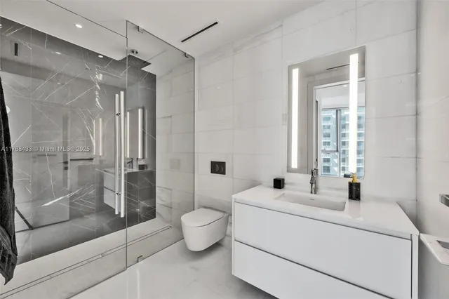 a view of entryway with livingroom