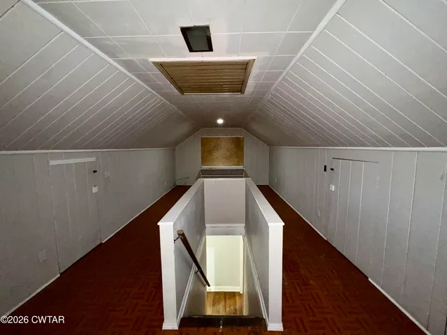 a view of entryway and kitchen