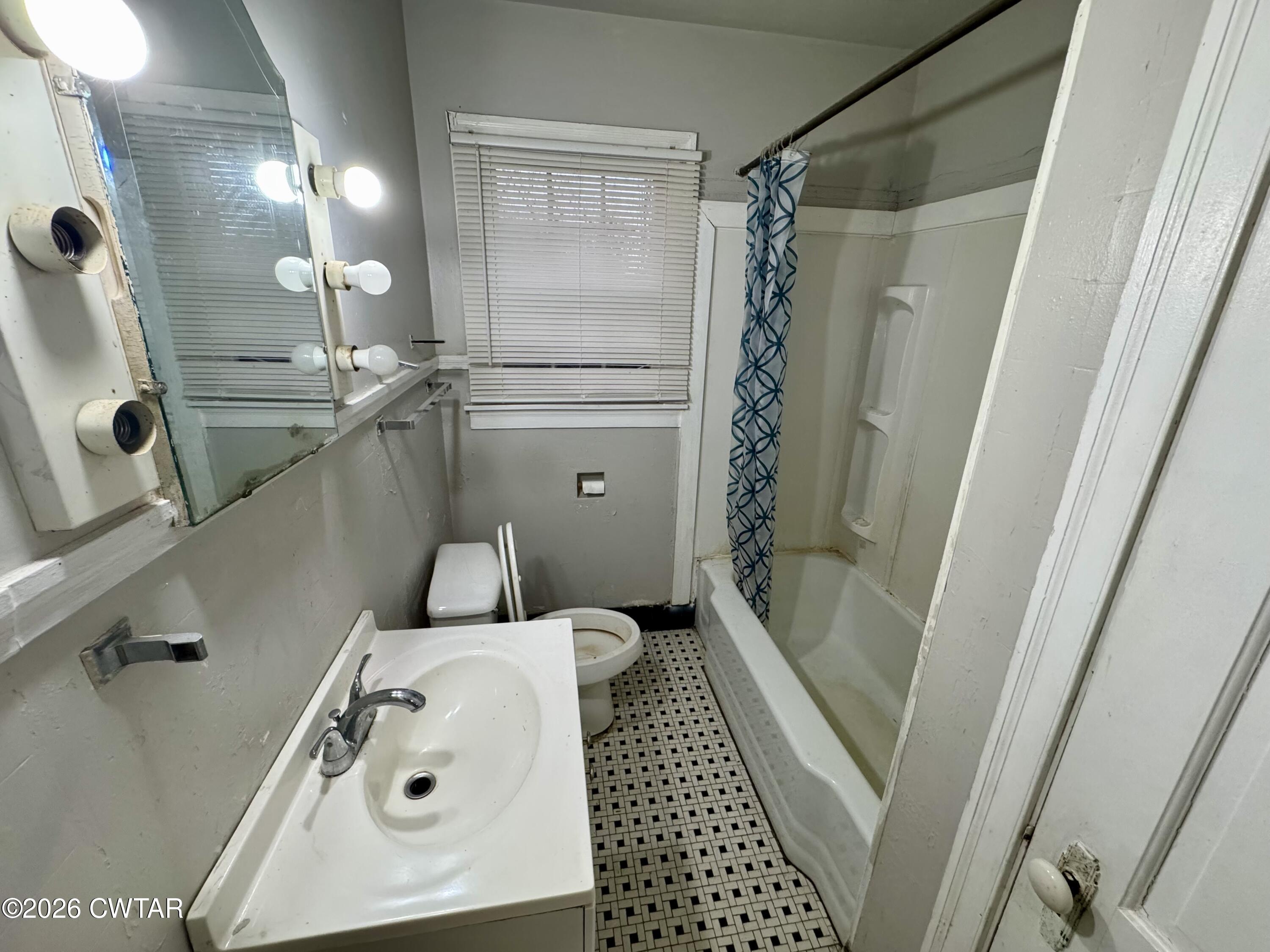 125 South Fairgrounds Street Jackson, TN 38301 - Photo 10 of 15 a bathroom with a bathtub and a shower