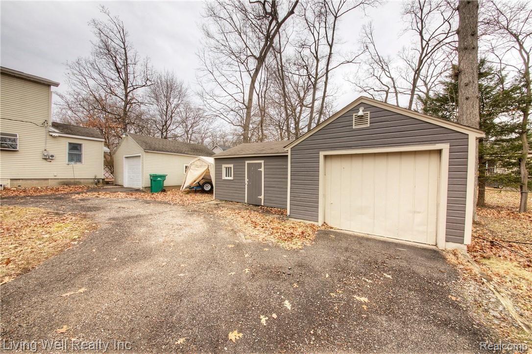 6330 Hatchery Road Waterford, MI 48329 - Photo 3 of 42 I36GX5X8.jpeg