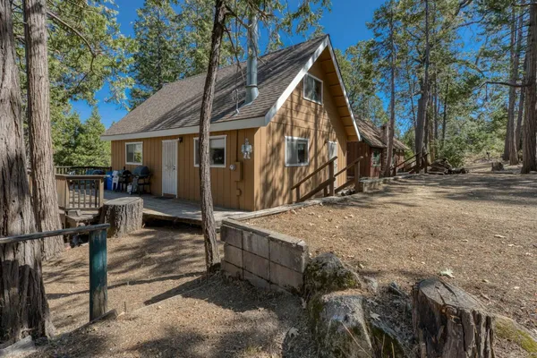 a view of a house with backyard