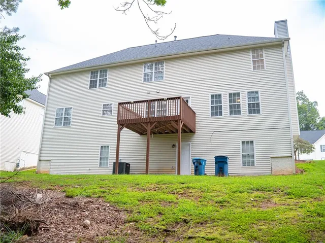 a view of a house with backyard