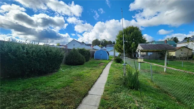 a view of yard with green space