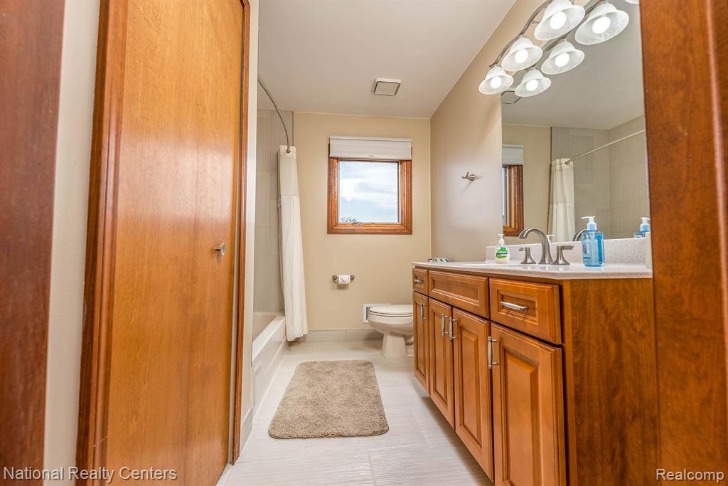 37164 Chesapeake Road Farmington Hills, MI 48335 - Photo 17 of 40