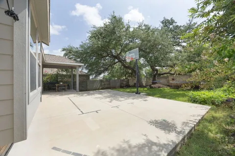 a view of backyard of the house