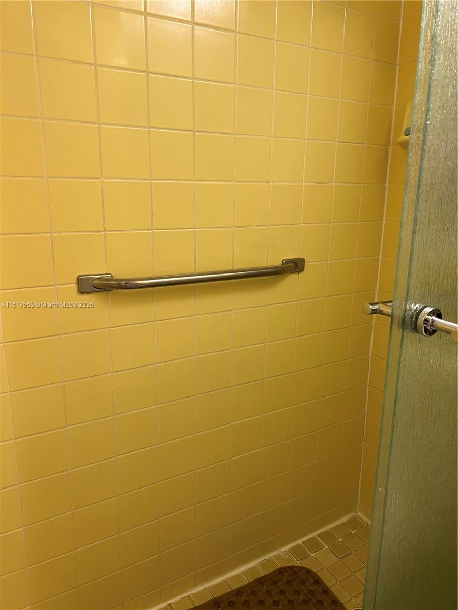 155 Suffolk F, Unit D Boca Raton, FL 33434 - Photo 11 of 41 a bathroom with a shower