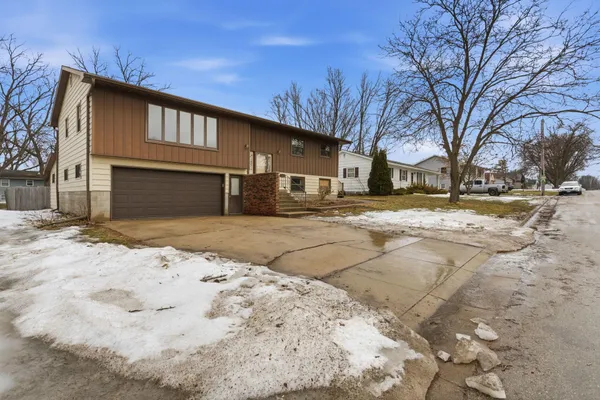 $299,900 | 1609 7 1/2 Street Southwest, Willmar, MN 56201
