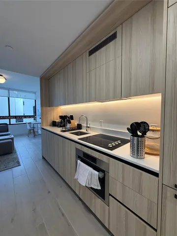 $1,060,000 | 225 North Miami Avenue, Unit 501, Miami, FL 33128