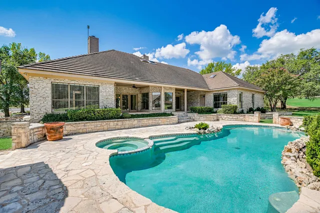 $825,000 | 2104 Chipshot Court, Spicewood, TX 78669