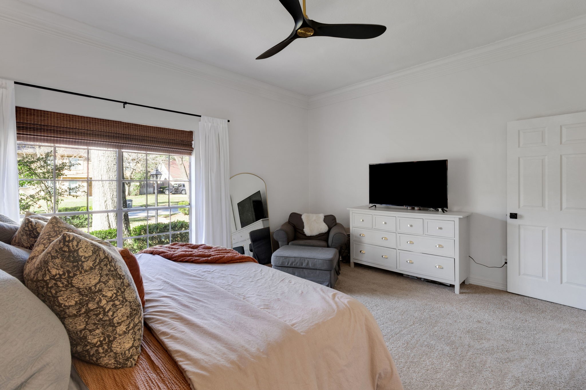 3627 Rolling Forest Drive Spring, TX 77388 - Photo 23 of 47 High ceilings, large windows, and room for a sitting area provides a spacious setting.