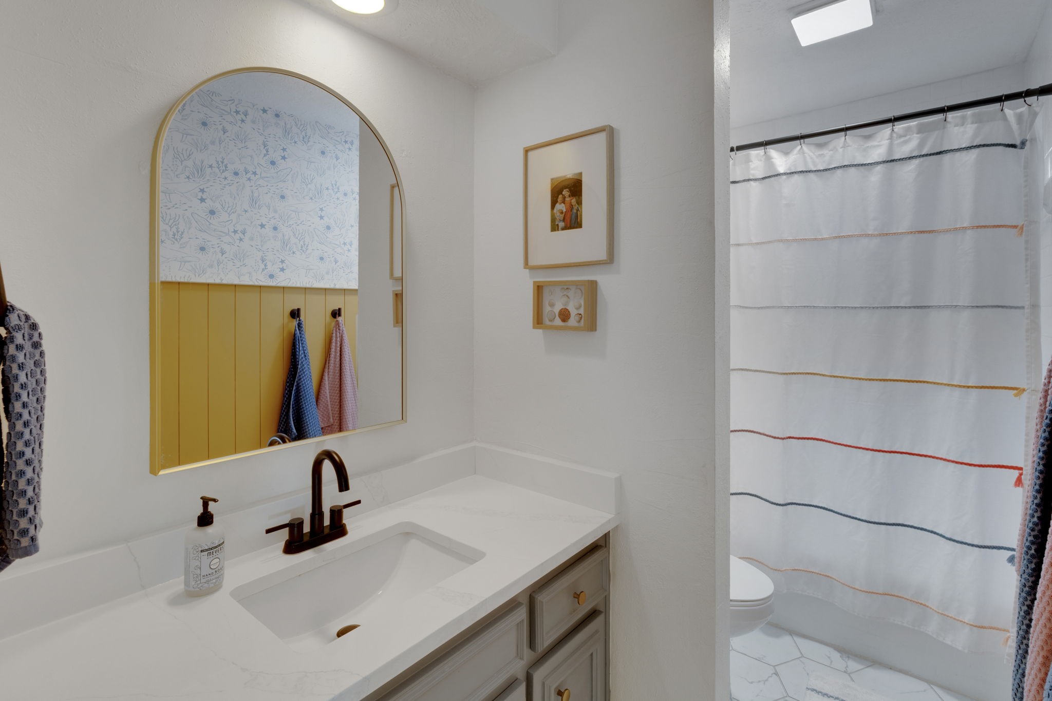 3627 Rolling Forest Drive Spring, TX 77388 - Photo 34 of 47 Full guest bath upstairs conveniently located between secondary bedrooms.