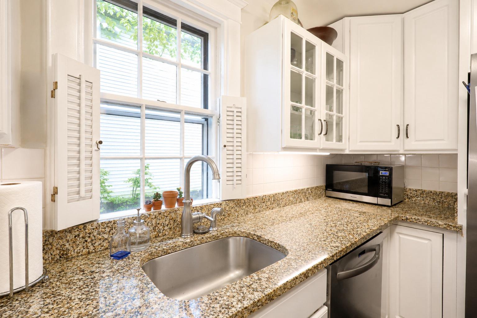 15 East Walnut Street Alexandria, VA 22301 - Photo 16 of 77 Granite counters and stainless appliances