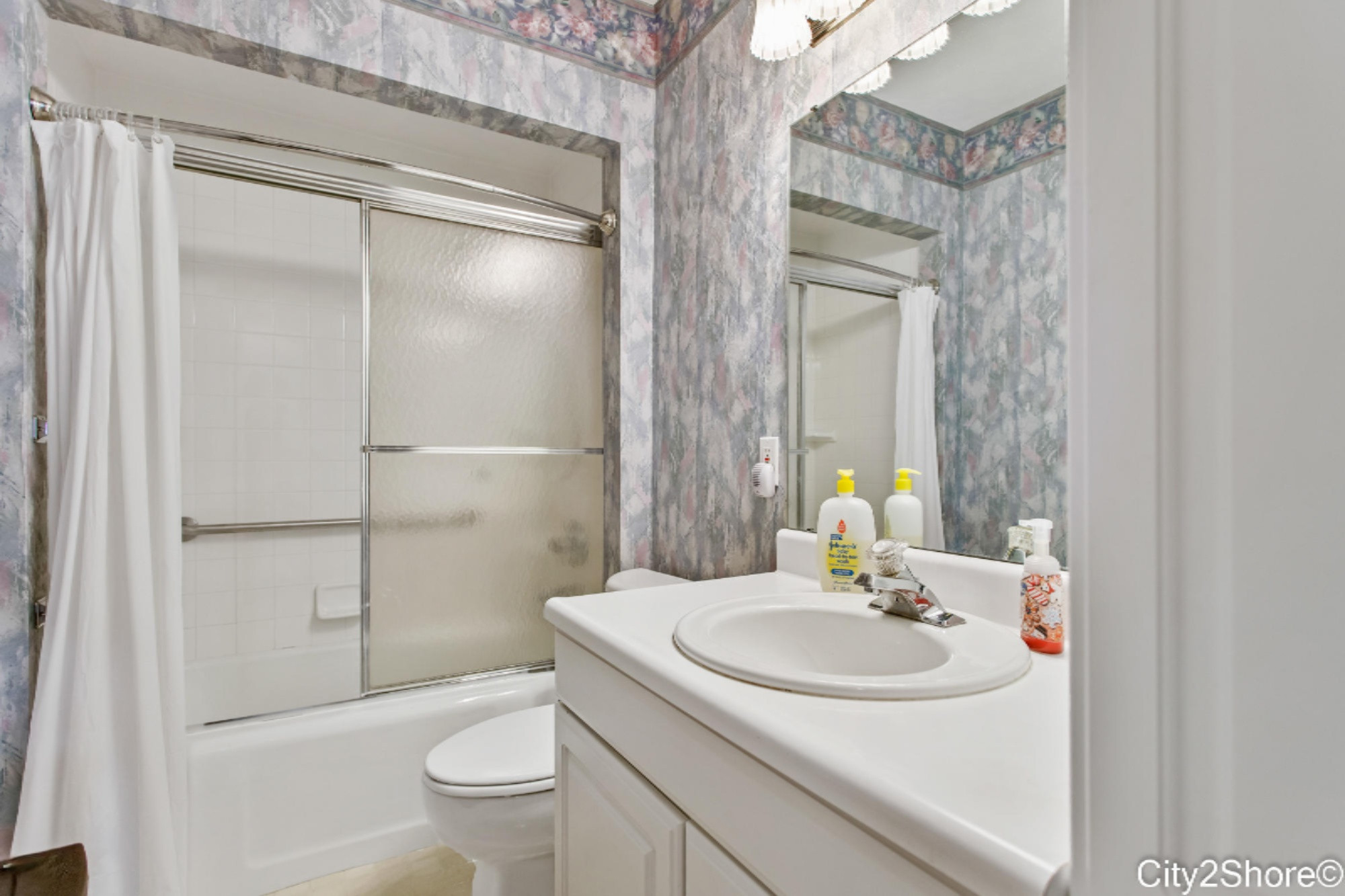 129 Manchester Road Southwest Wyoming, MI 49548 - Photo 17 of 32 Bathroom
