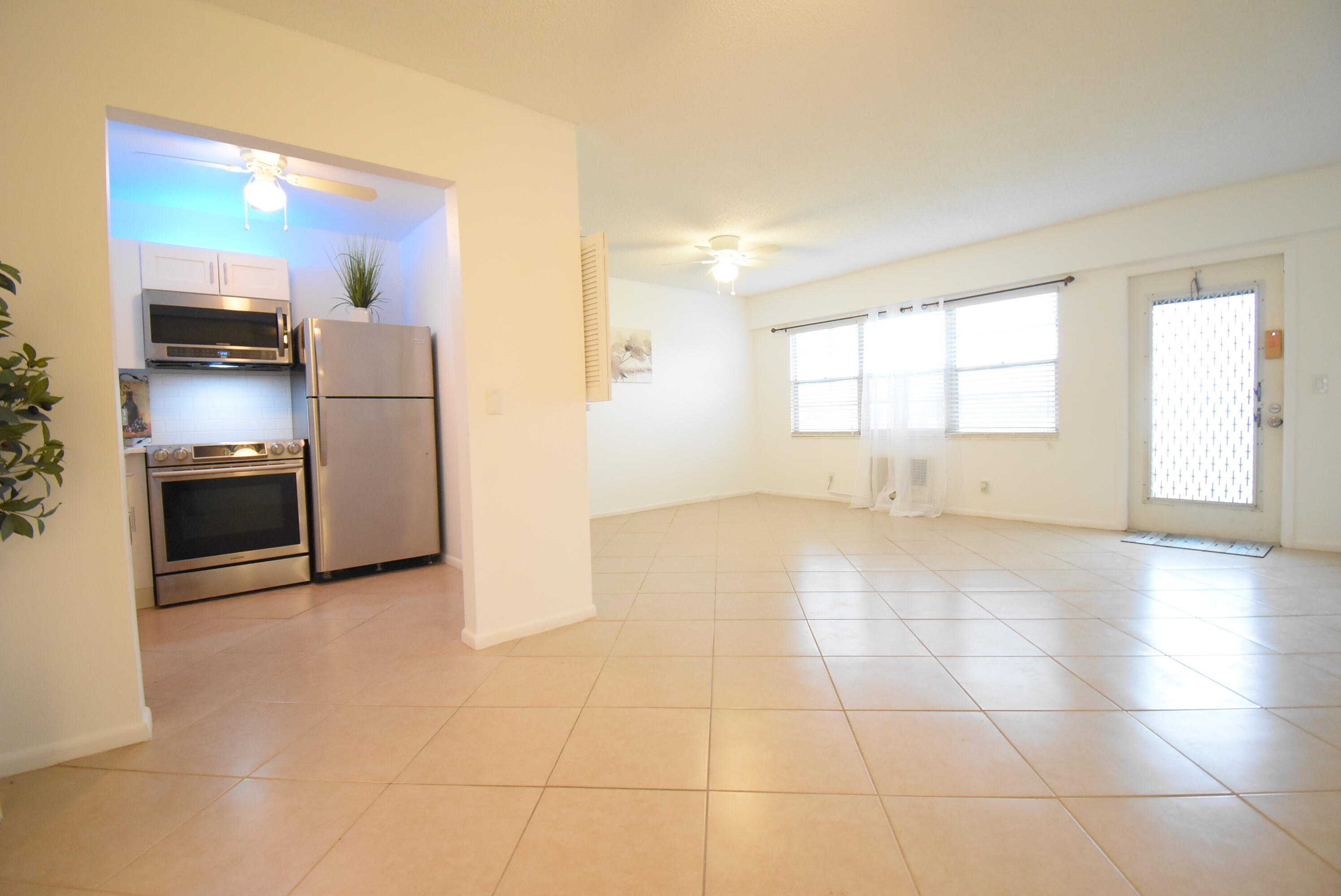205 Suffolk F Boca Raton, FL 33434 - Photo 3 of 20 DSC_0151
