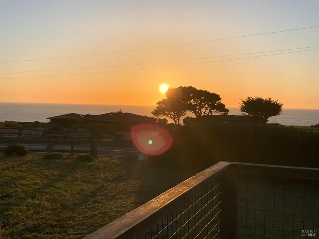 $990,000 | 14920 Mallo Pass Drive, Manchester, CA 95459