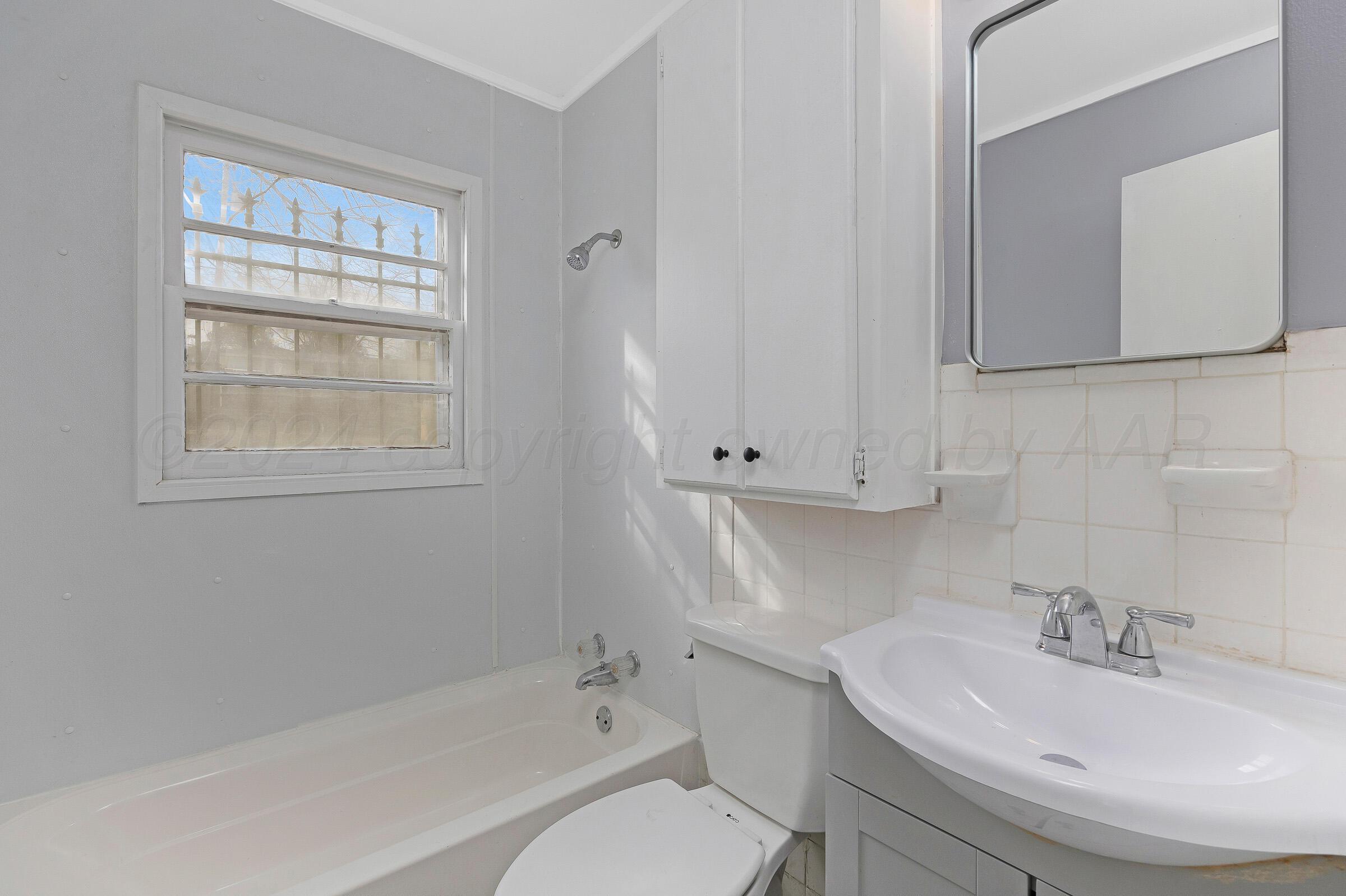 2207 Hickory Street Amarillo, TX 79107 - Photo 12 of 14 12-Bathroom