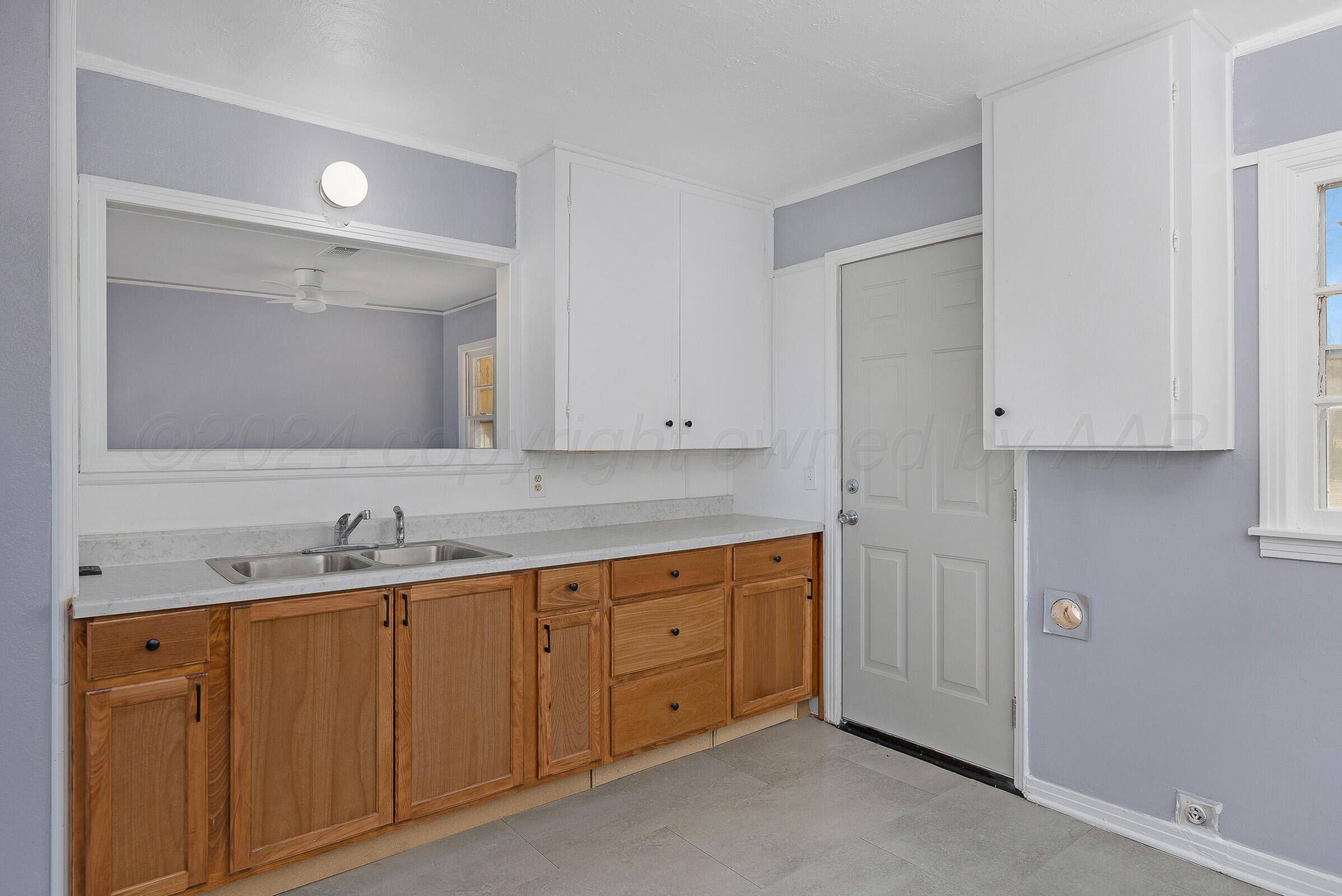 2207 Hickory Street Amarillo, TX 79107 - Photo 5 of 14 05-Kitchen