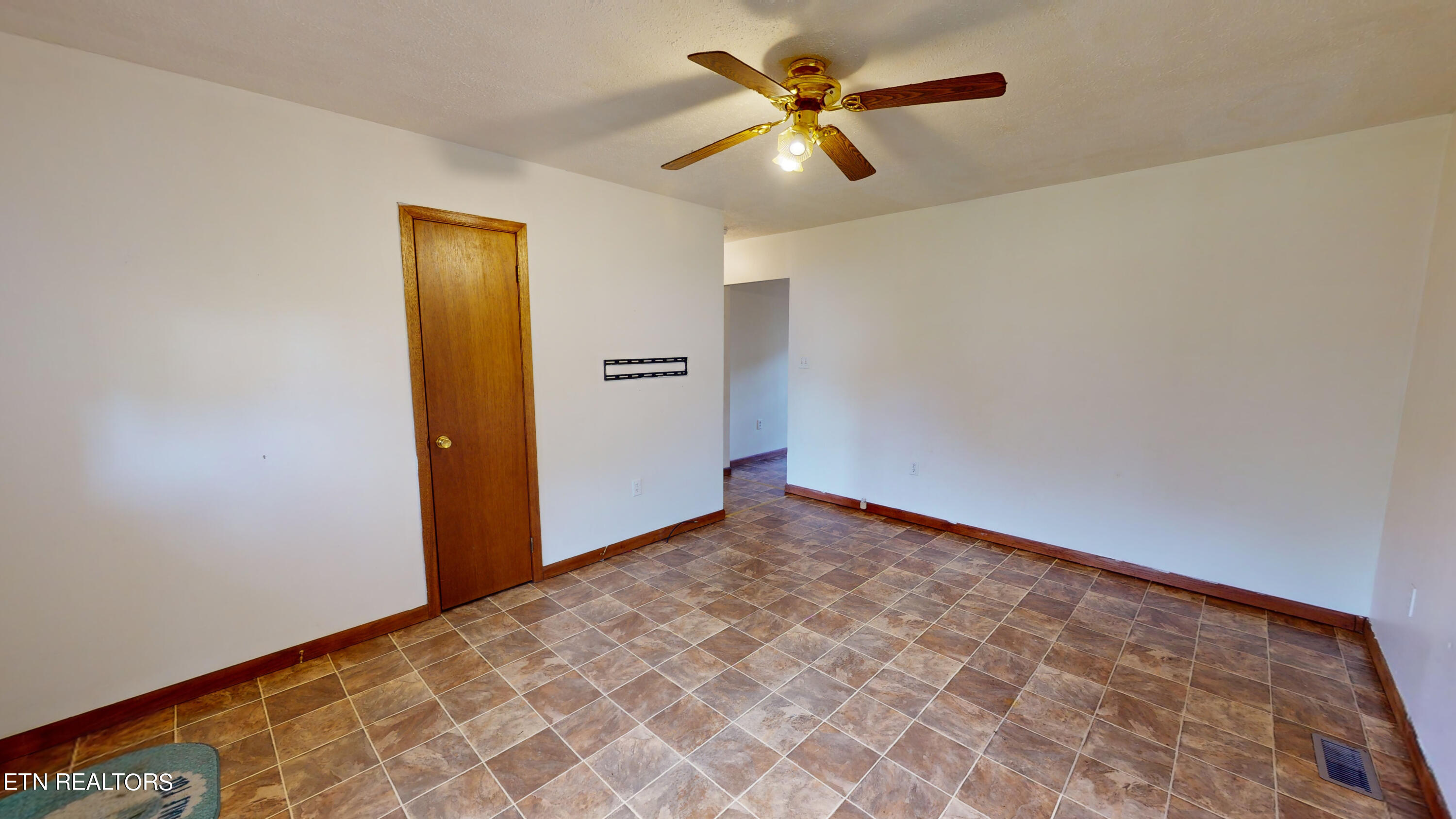 198 Welch Road Tazewell, TN 37879 - Photo 5 of 35 09.14.2024_11.33.28