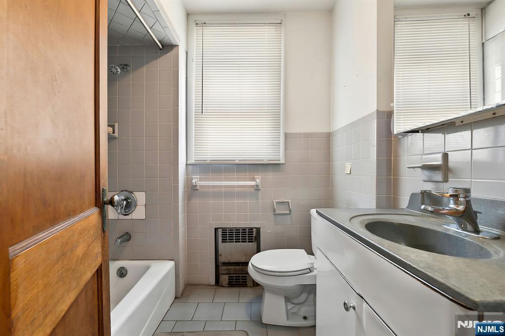 419 Hamilton Street Harrison, NJ 07029 - Photo 20 of 48