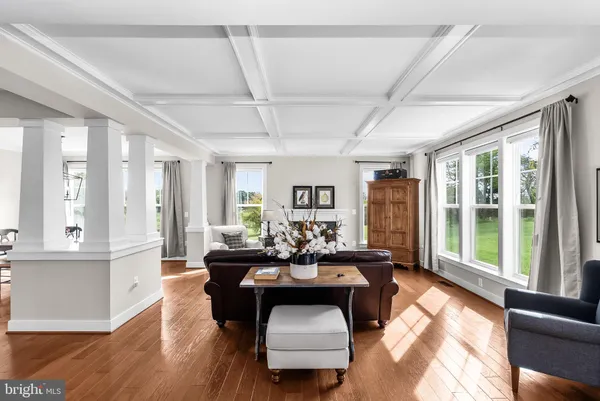 a large kitchen with kitchen island a large island in it