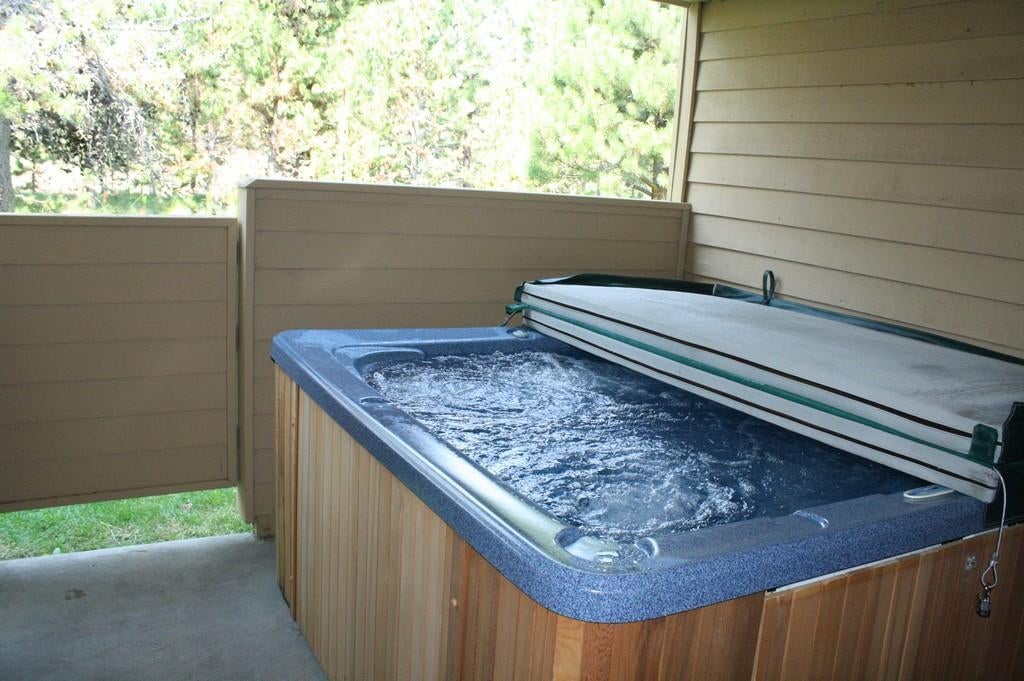 17750 West West Core Road, Unit 14 Sunriver, OR 97707 - Photo 20 of 26 hot tub