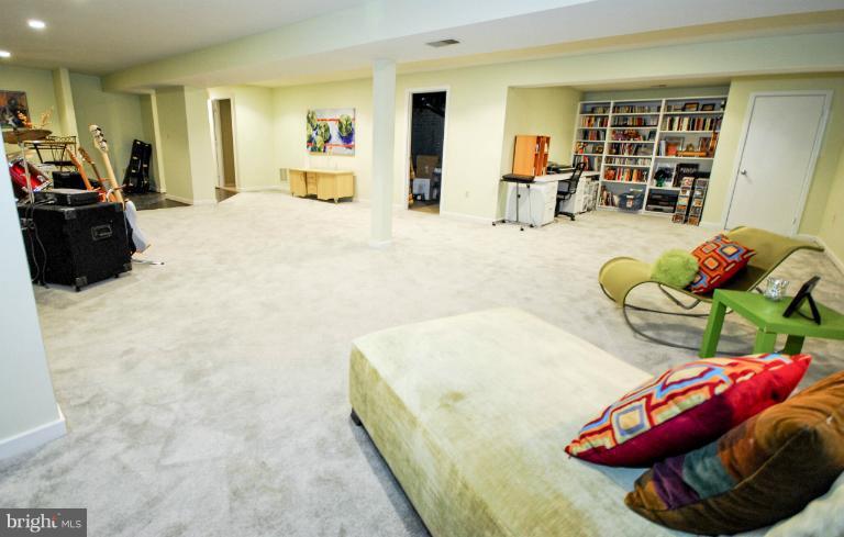 11576 Lake Newport Road Reston, VA 20194 - Photo 27 of 30 a living room with furniture chess table and a window