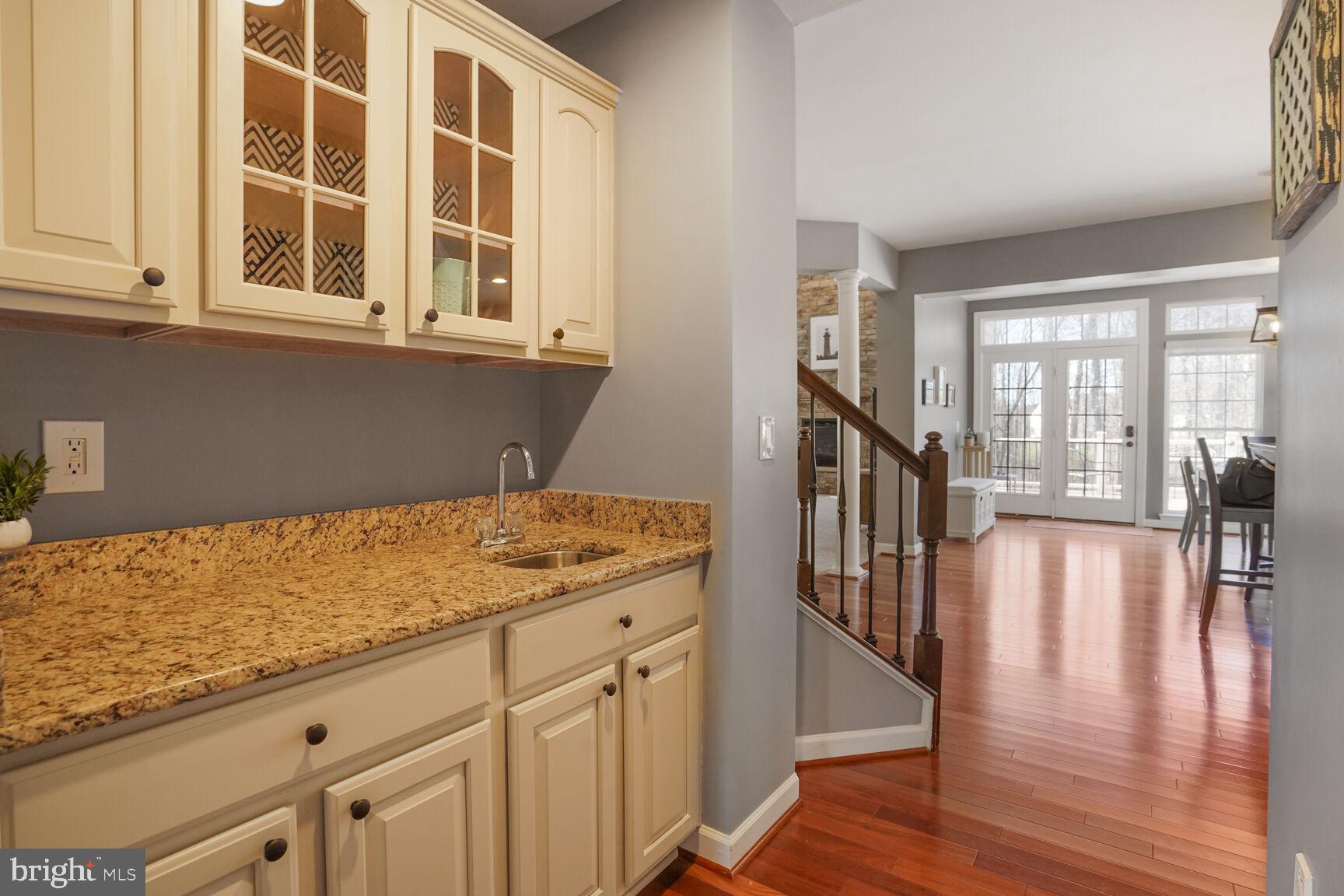 4543 Spring Run Road Warrenton, VA 20187 - Photo 19 of 63 Wet bar between dining and kitchen