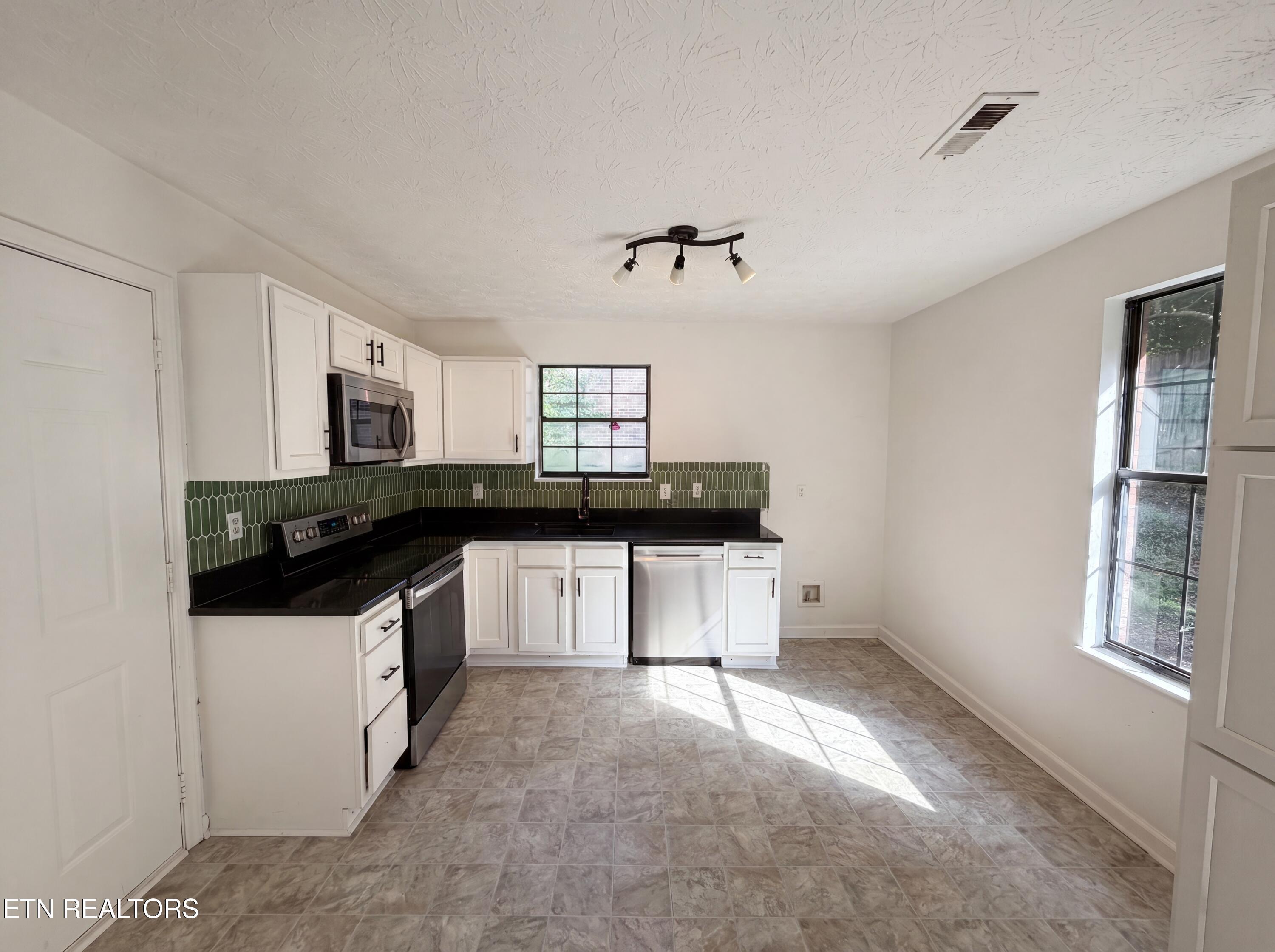 6018 Bridge Garden Road Knoxville, TN 37912 - Photo 2 of 17 photo_02