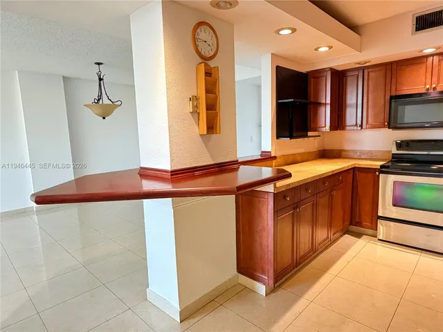 $2,200 | 919 Hillcrest Drive, Unit 704, Hollywood, FL 33021