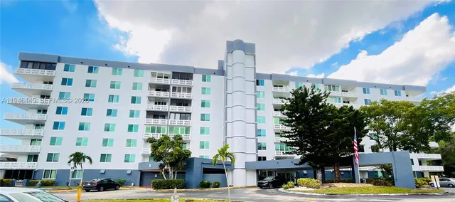 $2,200 | 919 Hillcrest Drive, Unit 704, Hollywood, FL 33021