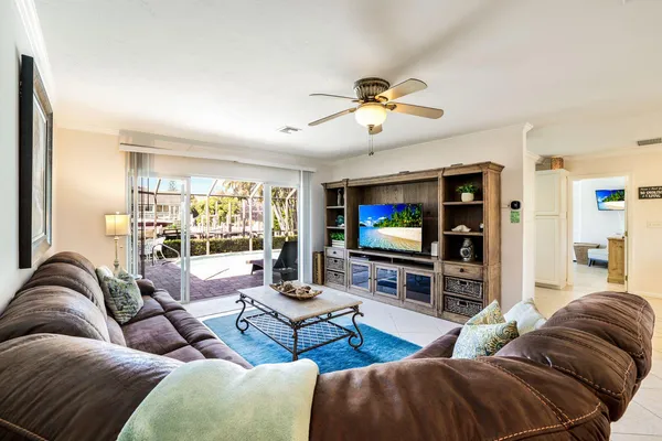 $1,100,000 | 20 Hickory Court, Marco Island, FL 34145