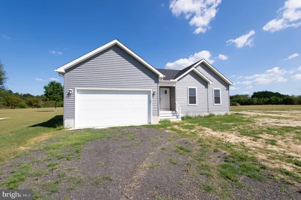 a view of a house with backyard and garden